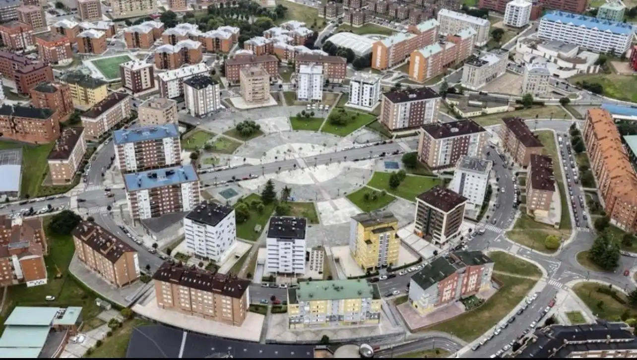 Vista exterior de Pis en venda en Oviedo  amb Calefacció i Parquet