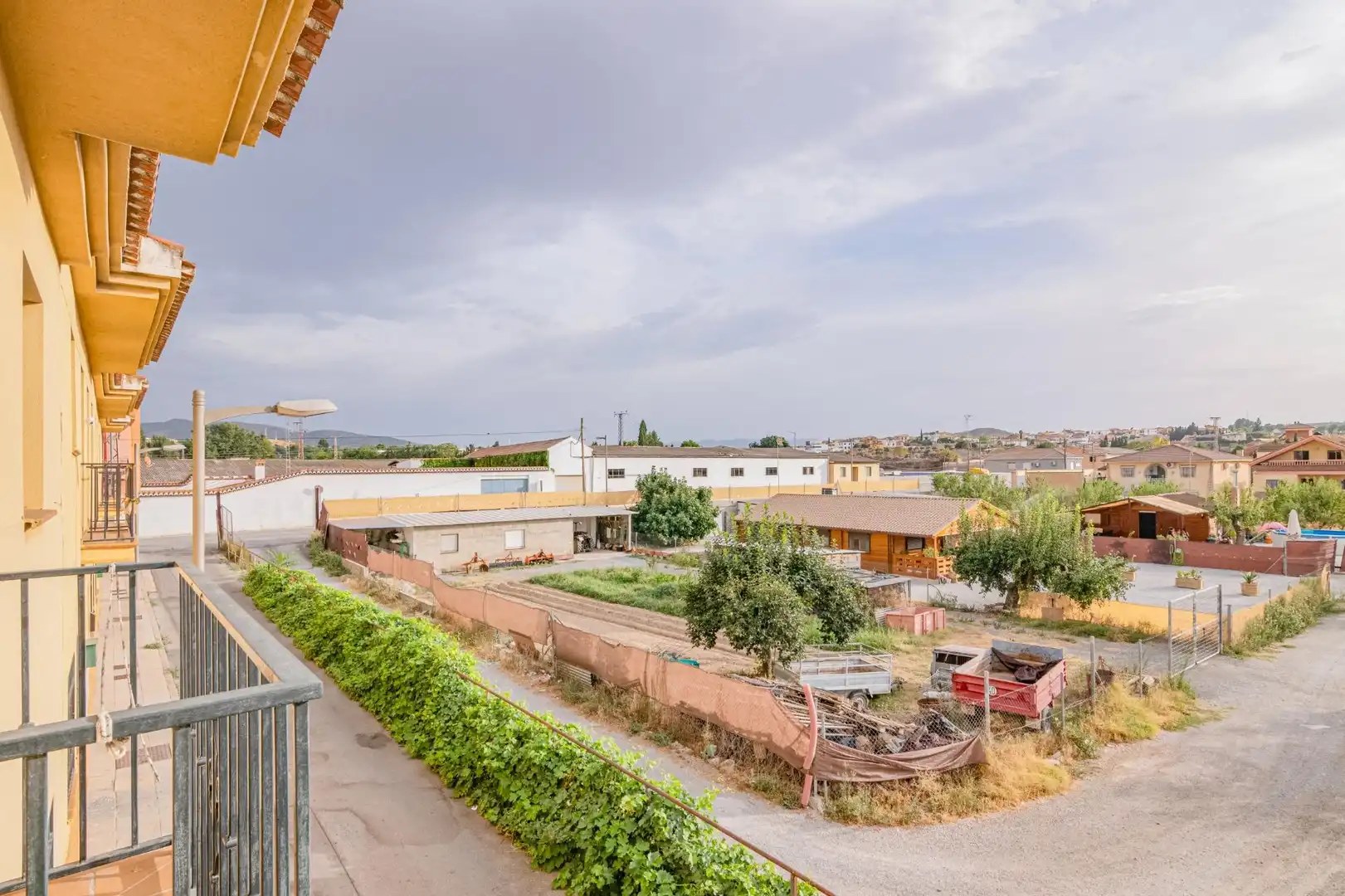 Vista exterior de Casa adosada en venda en Alhendín amb Terrassa, Traster i Balcó