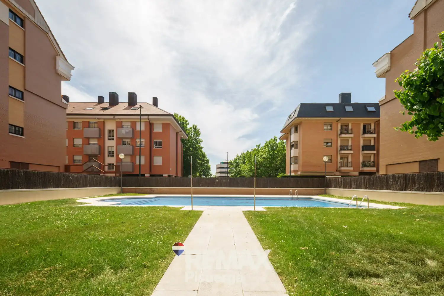 Piscina de Piso en venta en Valladolid con Aire acondicionado, Calefacción y Jardín privado
