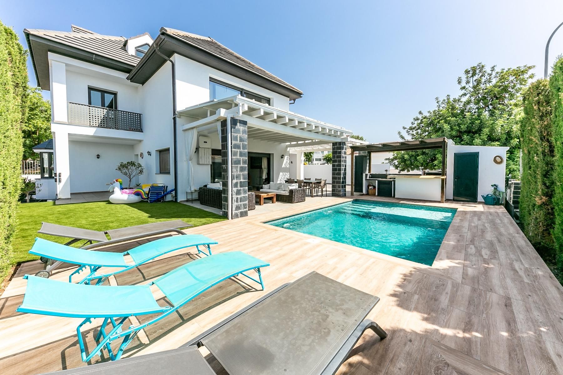 Vista exterior de Casa o xalet de lloguer en Benalmádena amb Aire condicionat, Calefacció i Jardí privat