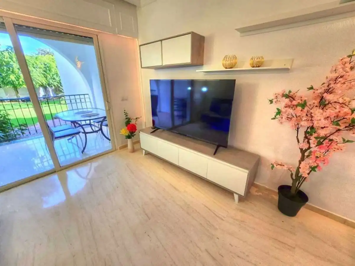 Sala d'estar de Apartament en venda en Estepona amb Aire condicionat, Jardí privat i Terrassa
