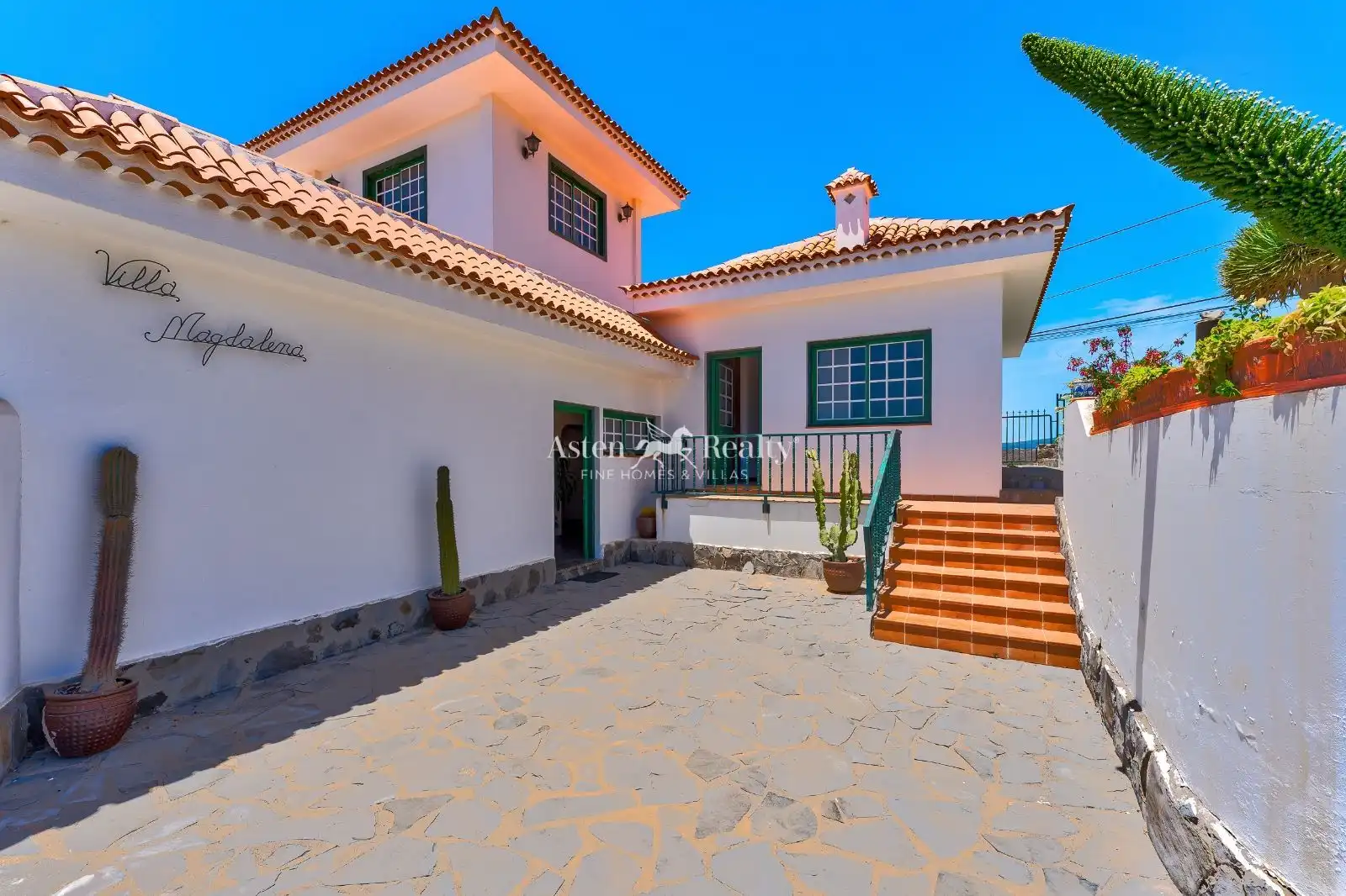 Vista exterior de Casa o xalet en venda en Adeje amb Terrassa, Traster i Moblat
