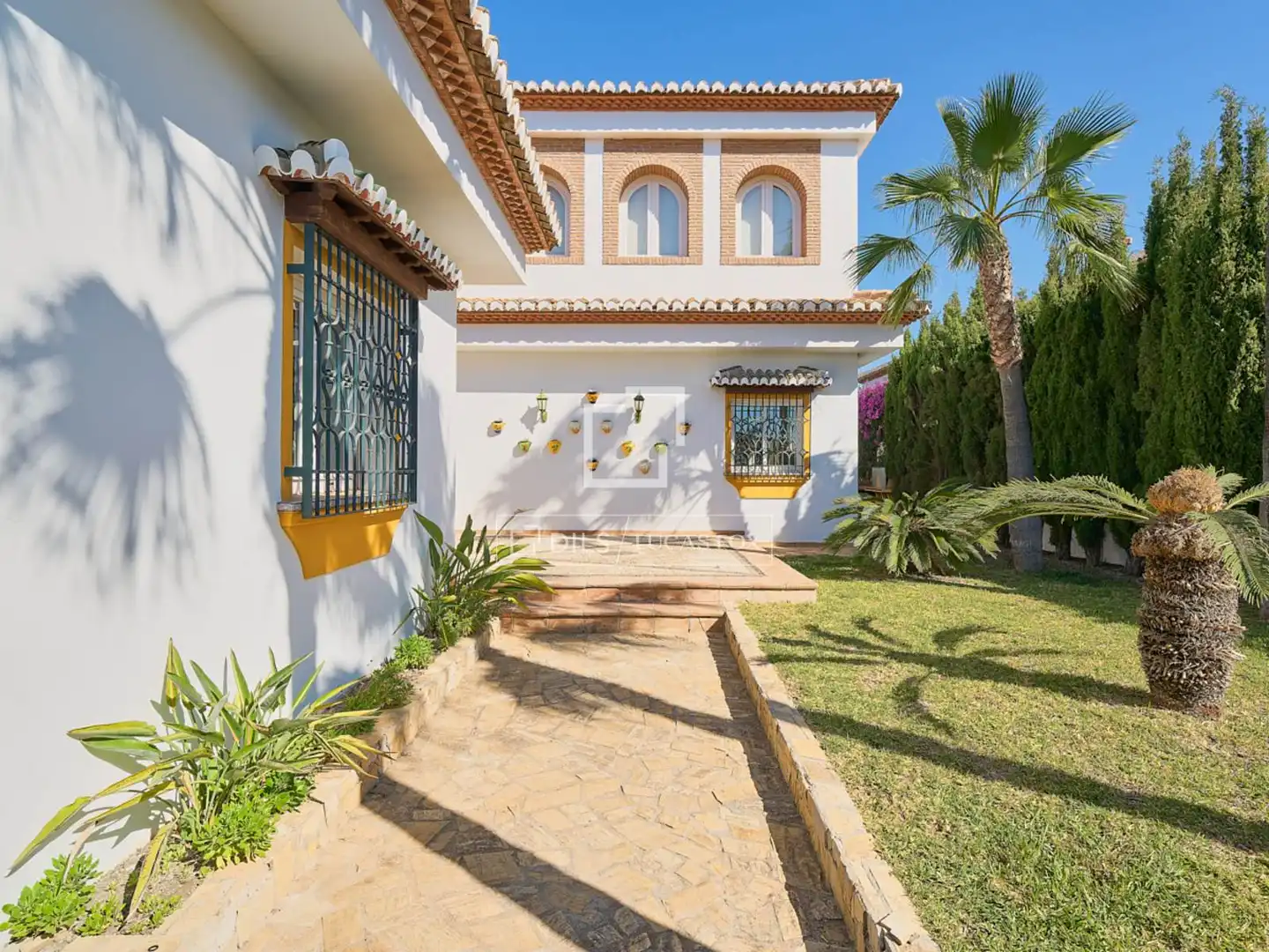 Vista exterior de Casa o xalet en venda en Almuñécar amb Aire condicionat, Calefacció i Jardí privat