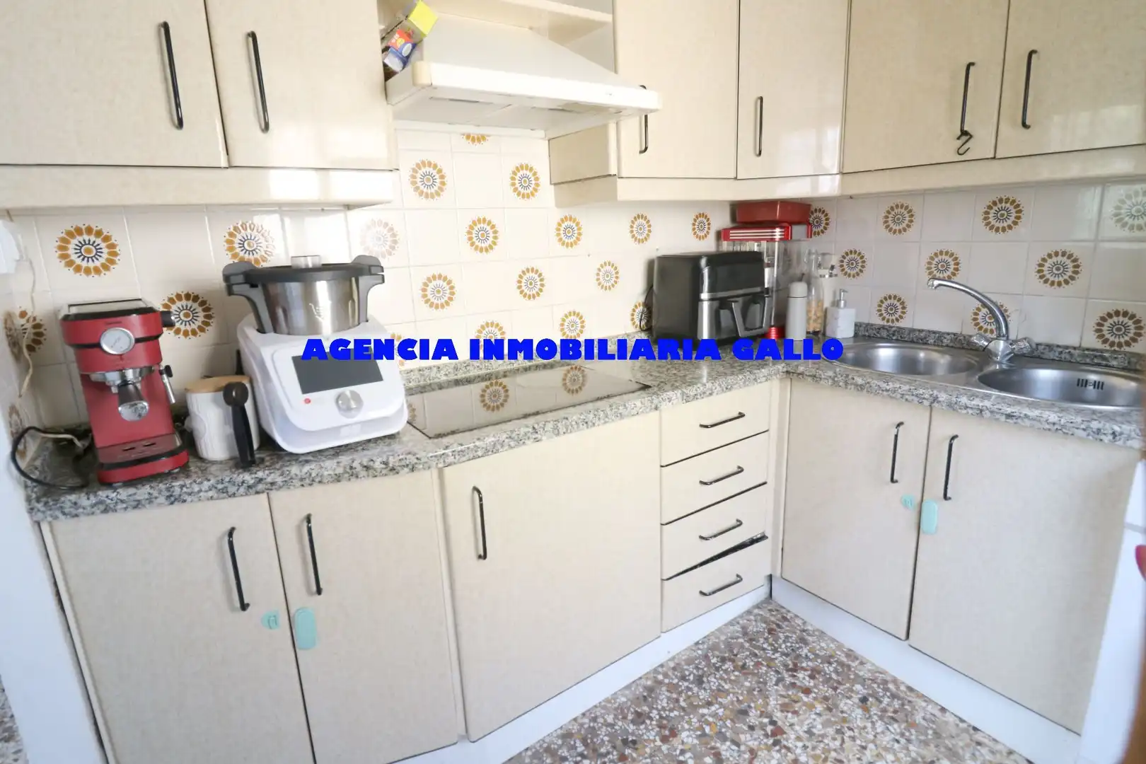Kitchen of Flat for sale in Sevilla  with Air Conditioner and Storage room