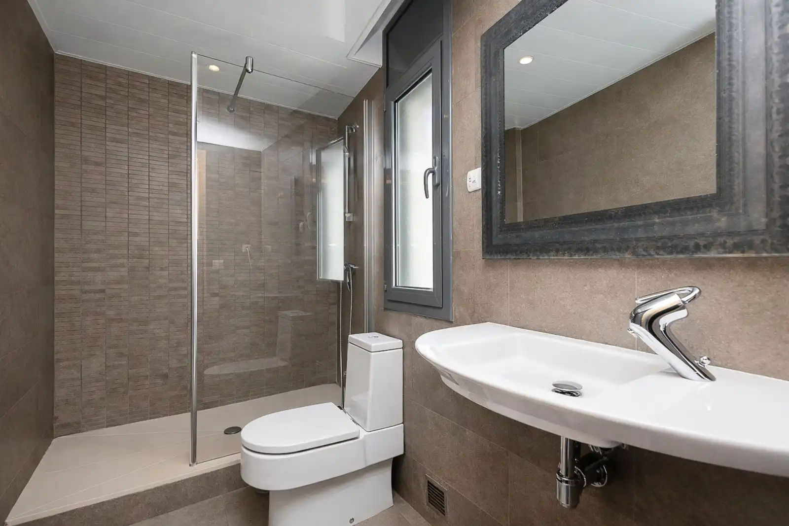 Bathroom of Houses for sale in Castelldefels  with Air Conditioner, Heating and Parquet flooring
