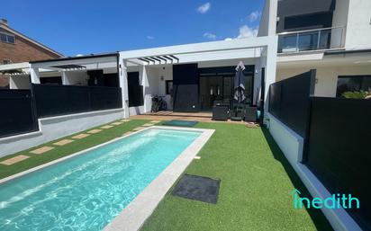 Piscina de Casa adosada en venda en Cunit amb Calefacció, Jardí privat i Terrassa