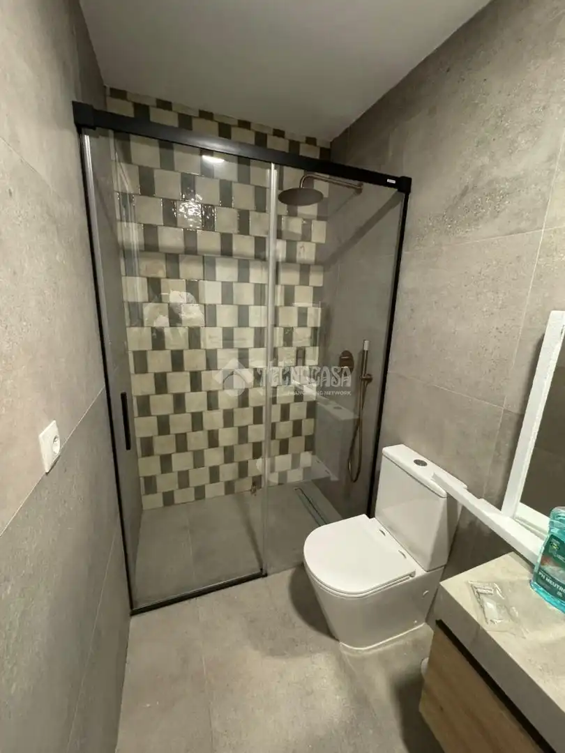 Bathroom of Flat for rent in Sevilla  with Air Conditioner