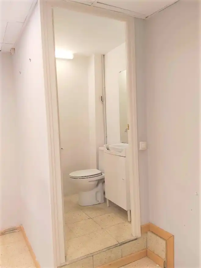 Baño de Local de alquiler en Lleida con Aire acondicionado, Calefacción y Parquet