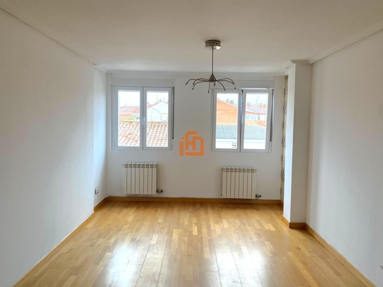 Sala d'estar de Pis en venda en León Capital  amb Calefacció, Parquet i Terrassa