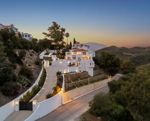 Vista exterior de Casa o xalet en venda en Marbella amb Aire condicionat, Jardí privat i Terrassa