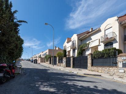 Exterior view of Single-family semi-detached for sale in  Granada Capital  with Air Conditioner, Terrace and Swimming Pool