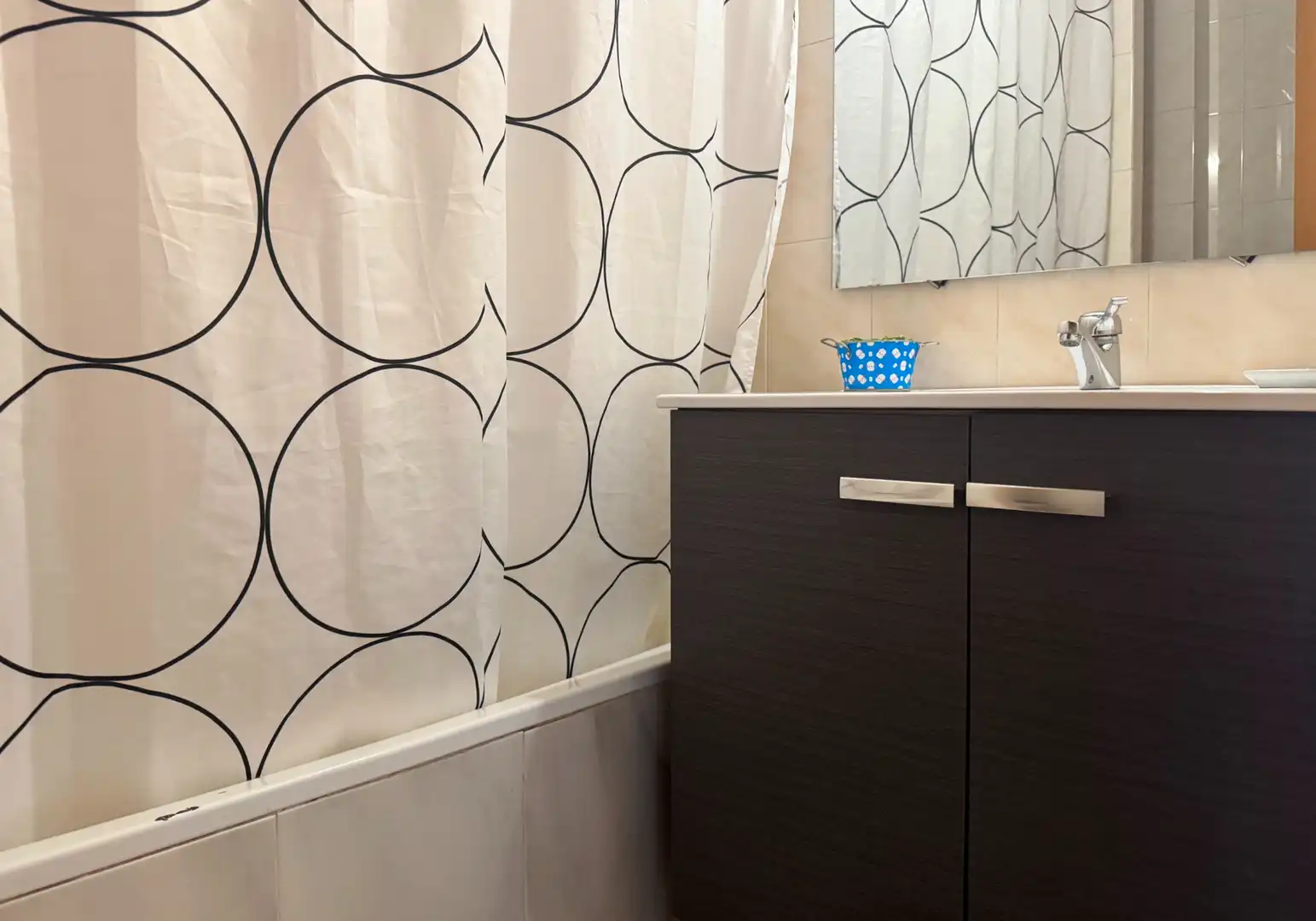 Badezimmer von Wohnung zum Verkauf in Girona mit Klimaanlage, Heizung und Balkon