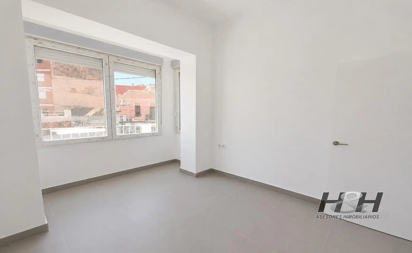 Habitación de Ático de alquiler en Burjassot con Terraza, Trastero y Balcón