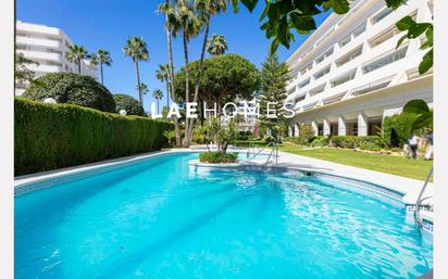 Vista exterior de Apartament en venda en Marbella amb Aire condicionat, Terrassa i Balcó