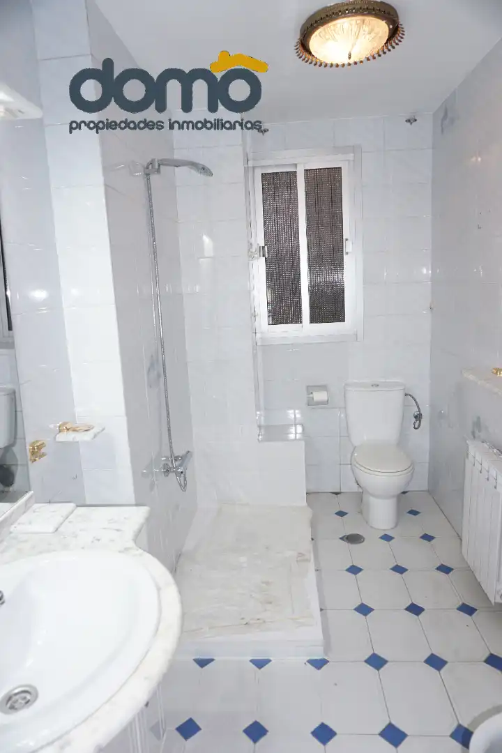 Baño de Piso para compartir en Granada con Amueblado, Horno y Lavadora