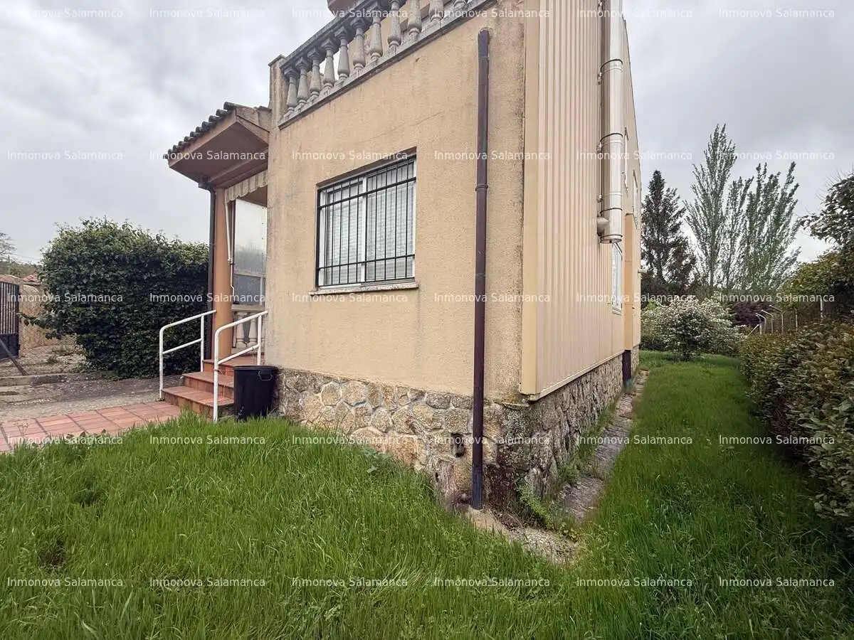Vista exterior de Casa o xalet en venda en Membribe de la Sierra amb Calefacció, Jardí privat i Moblat