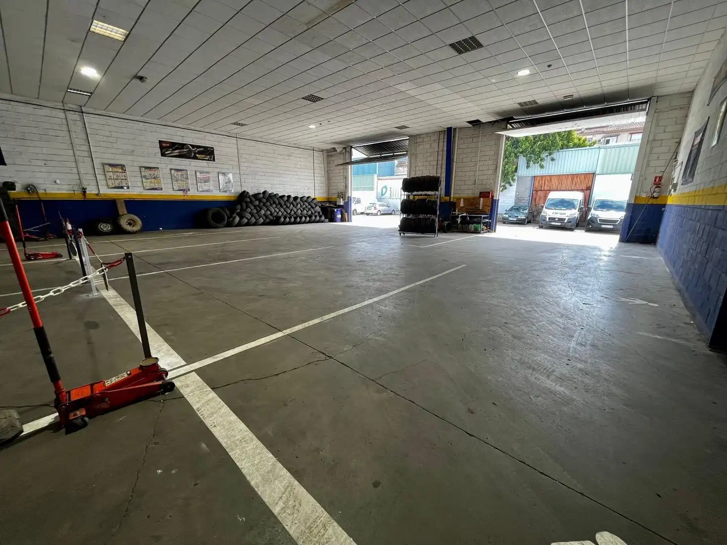 Parkplatz von Fabrikhallen zum Verkauf in Badajoz