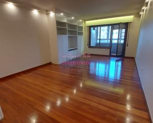 Living room of Flat to rent in Vigo   with Parquet flooring, Storage room and Oven