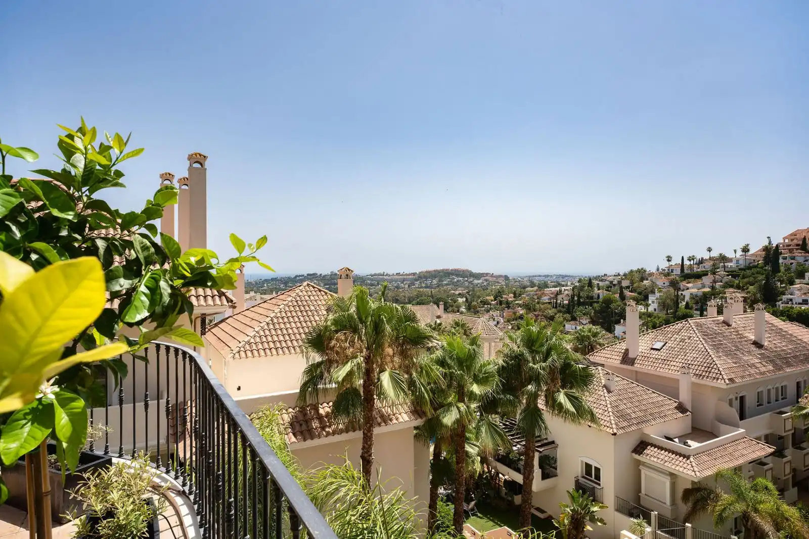 Vista exterior de Dúplex en venda en Marbella amb Aire condicionat, Terrassa i Traster