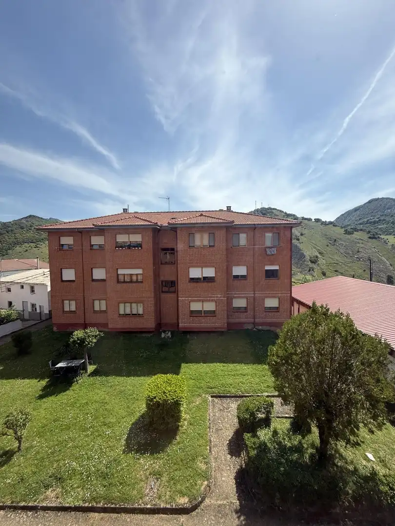 Vista exterior de Pis en venda en La Pola de Gordón 