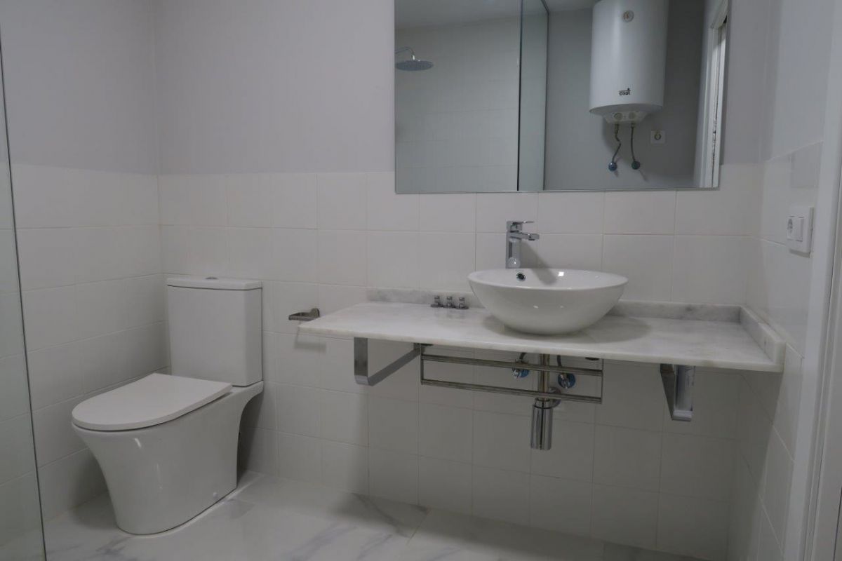 Bany de Apartament de lloguer en A Coruña Capital  amb Terrassa i Traster