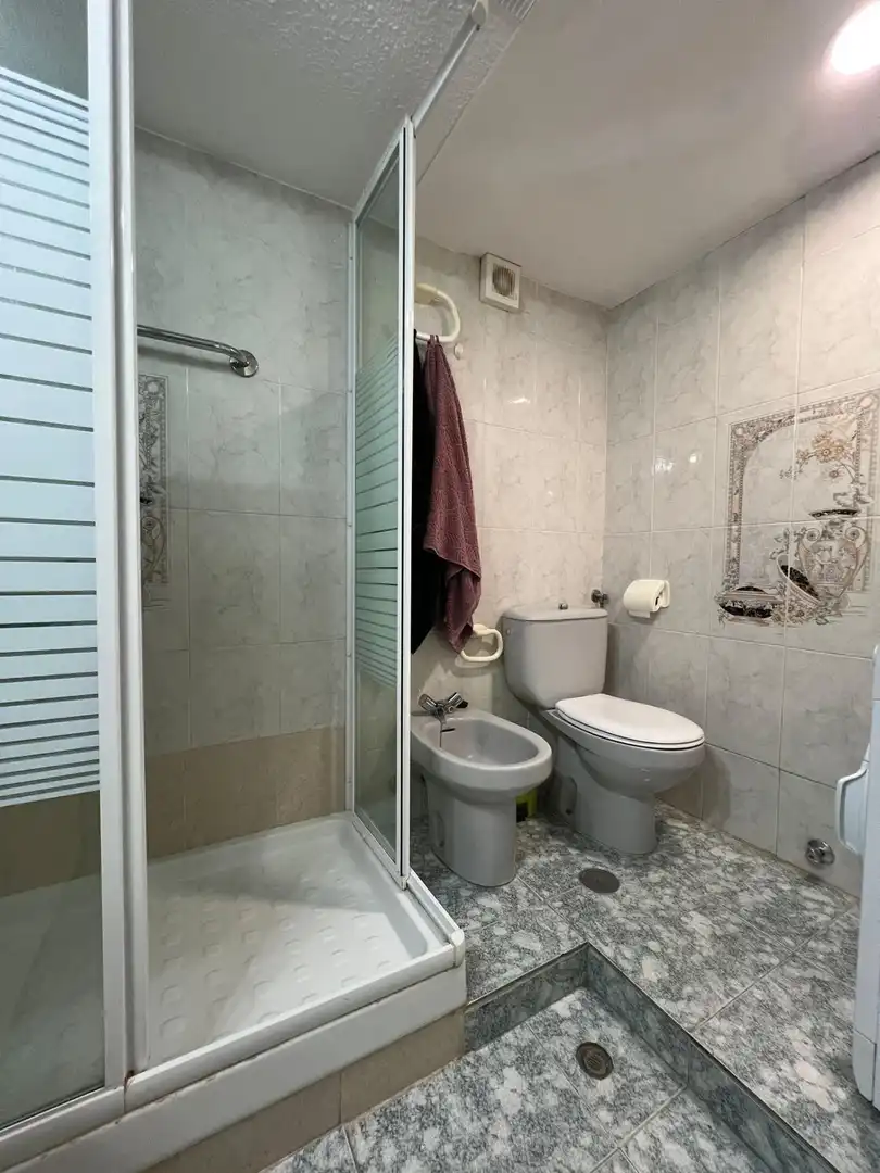 Badezimmer von Wohnungen zur Miete in Fuengirola mit Klimaanlage, Terrasse und Gemeinschaftspool