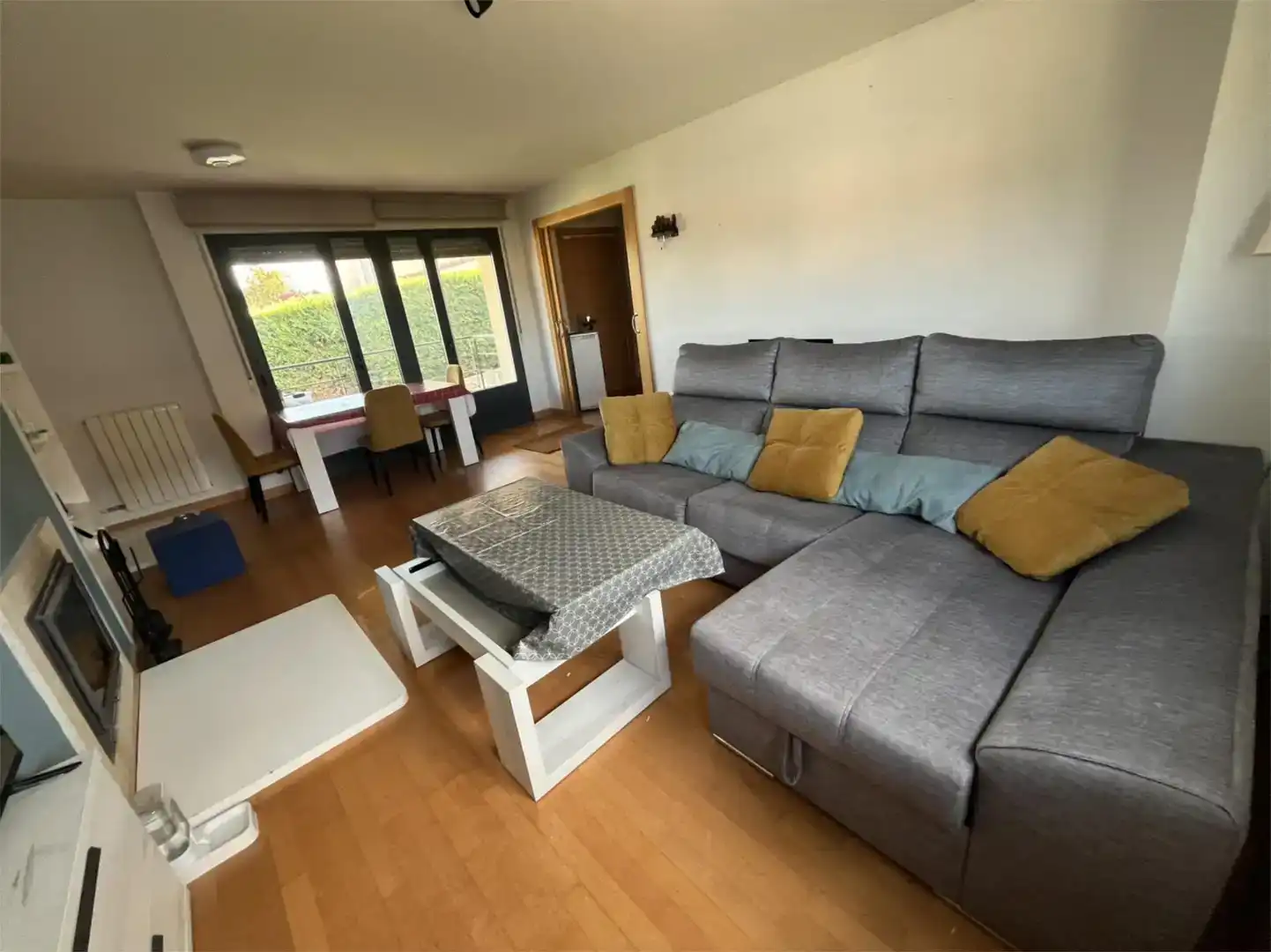 Sala de estar de Casa o chalet para compartir en Aranda de Duero con Jardín privado, Parquet y Amueblado