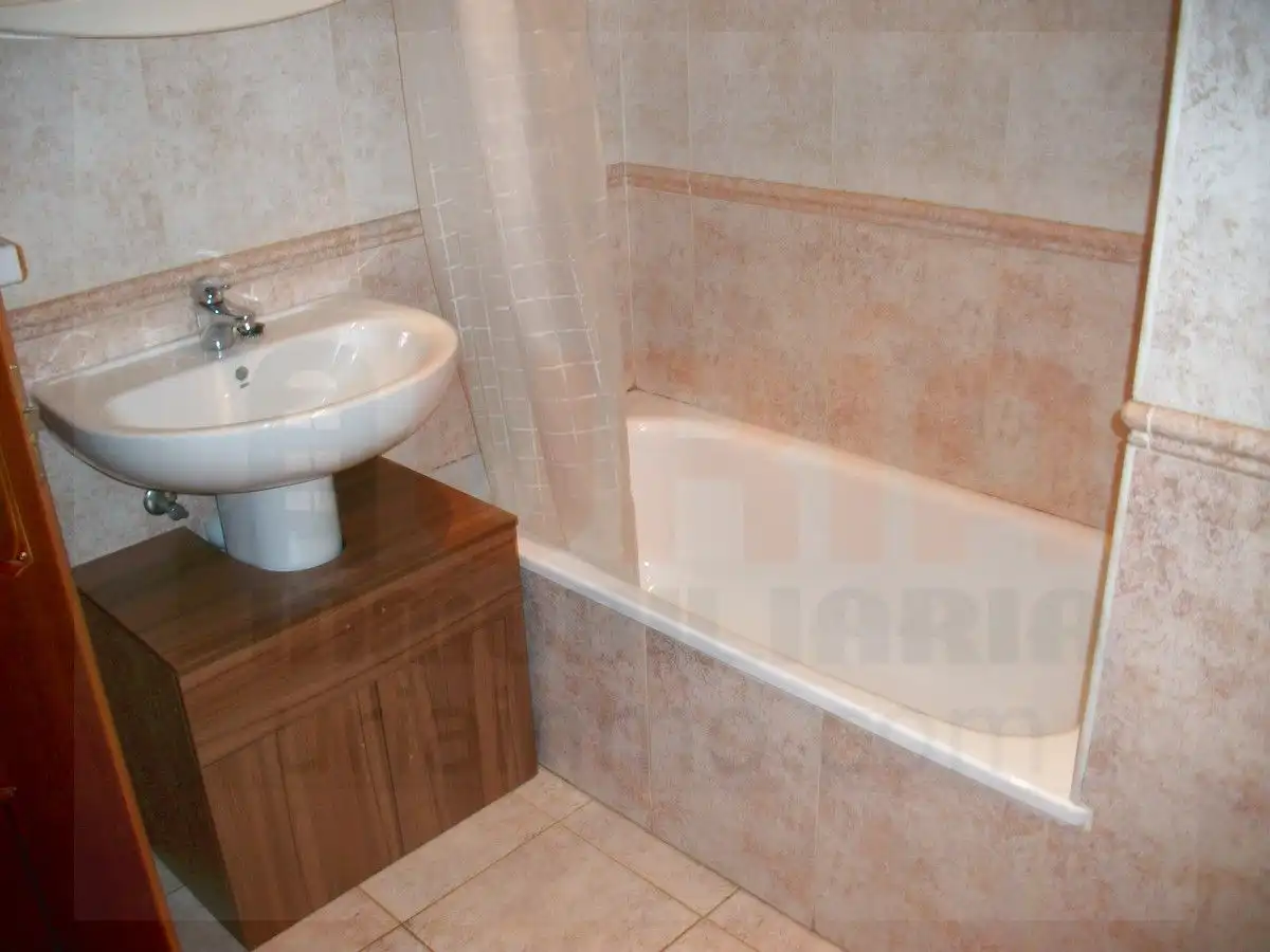 Bany de Apartament de lloguer en Oviedo  amb Calefacció, Parquet i Moblat