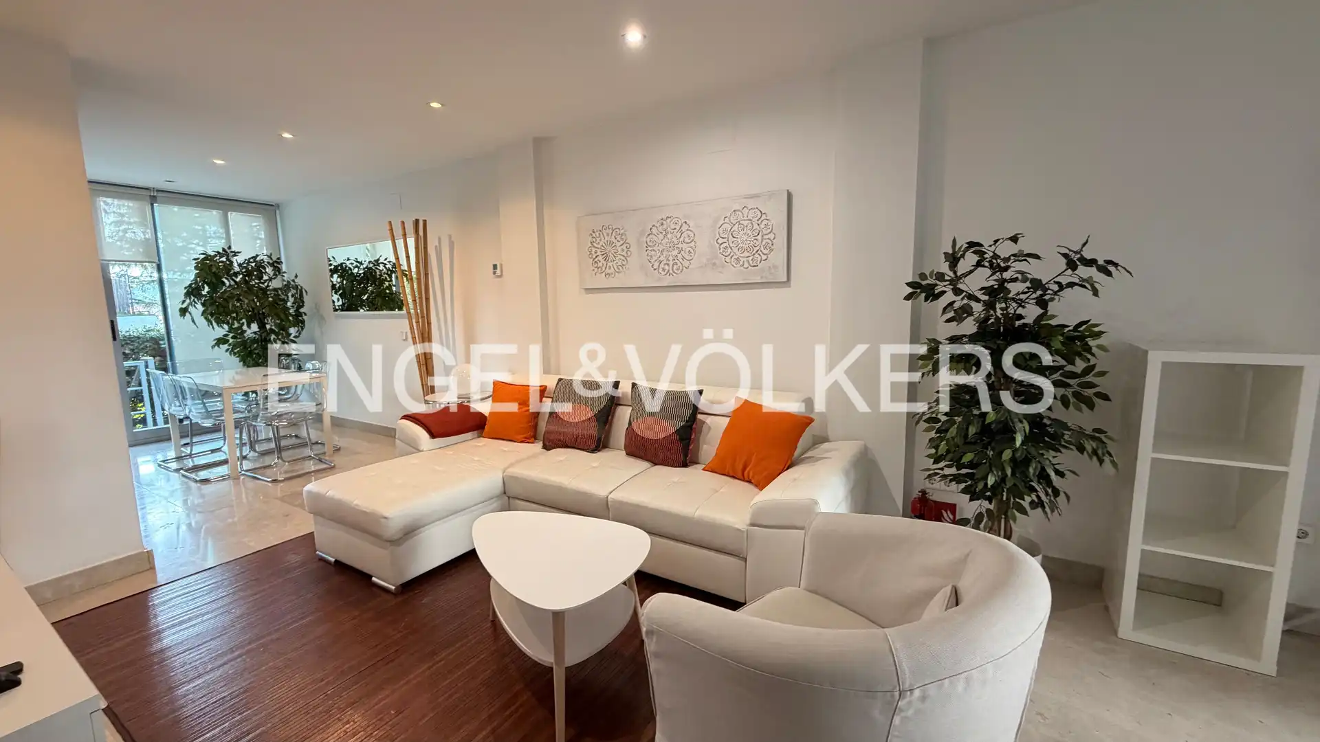 Sala de estar de Dúplex de alquiler en La Moraleja con Aire acondicionado, Calefacción y Jardín privado