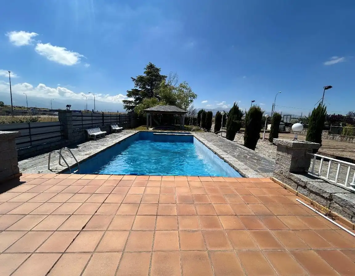 Piscina de Casa o xalet en venda en San Cristóbal de Segovia amb Calefacció, Jardí privat i Terrassa