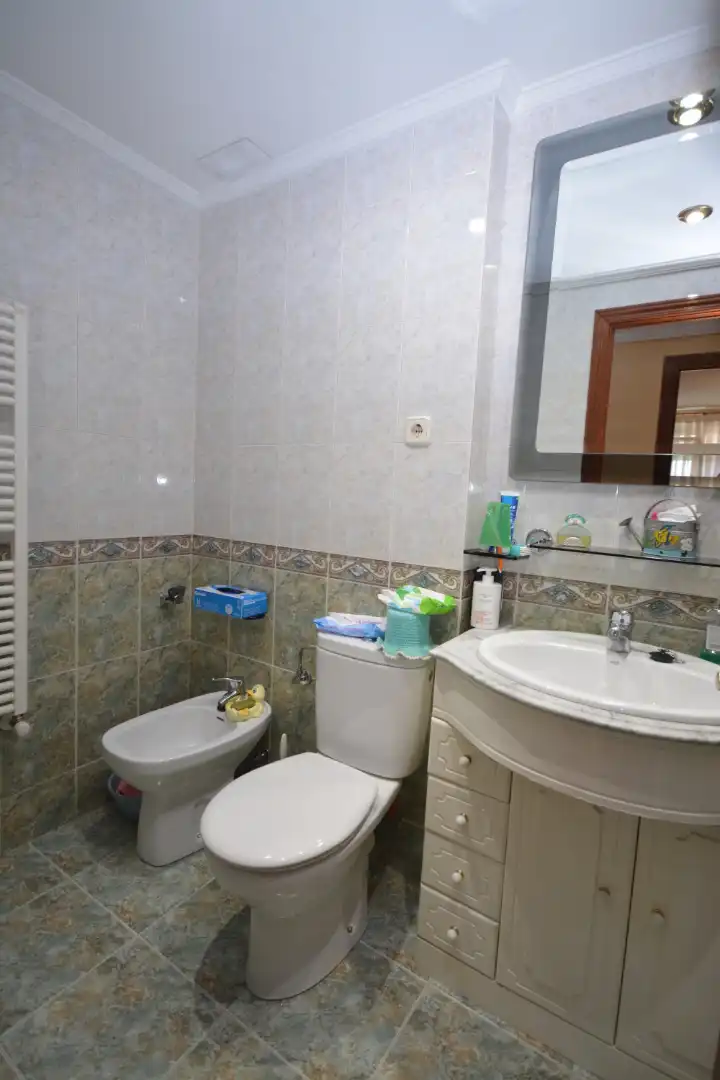 Bathroom of Flat for sale in Madrid  with Terrace, Oven and Washing machine