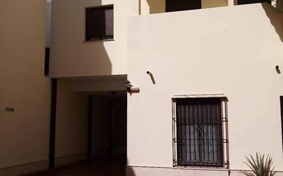 Exterior view of Single-family semi-detached for sale in Palma del Río  with Air Conditioner and Terrace