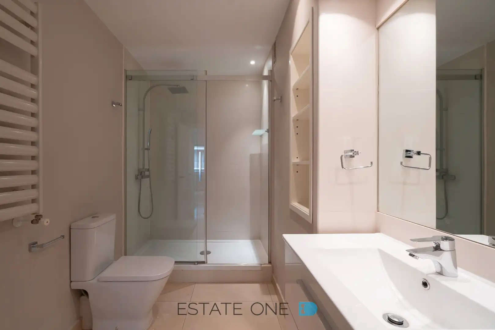 Bathroom of Flat for rent in Madrid  with Air Conditioner, Heating and Parquet flooring