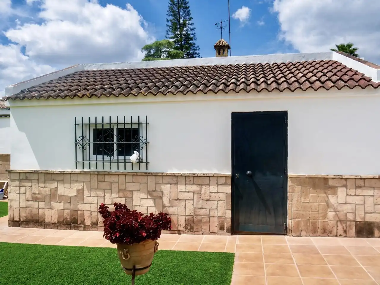 Vista exterior de Casa o xalet en venda en Espartinas amb Aire condicionat, Jardí privat i Terrassa