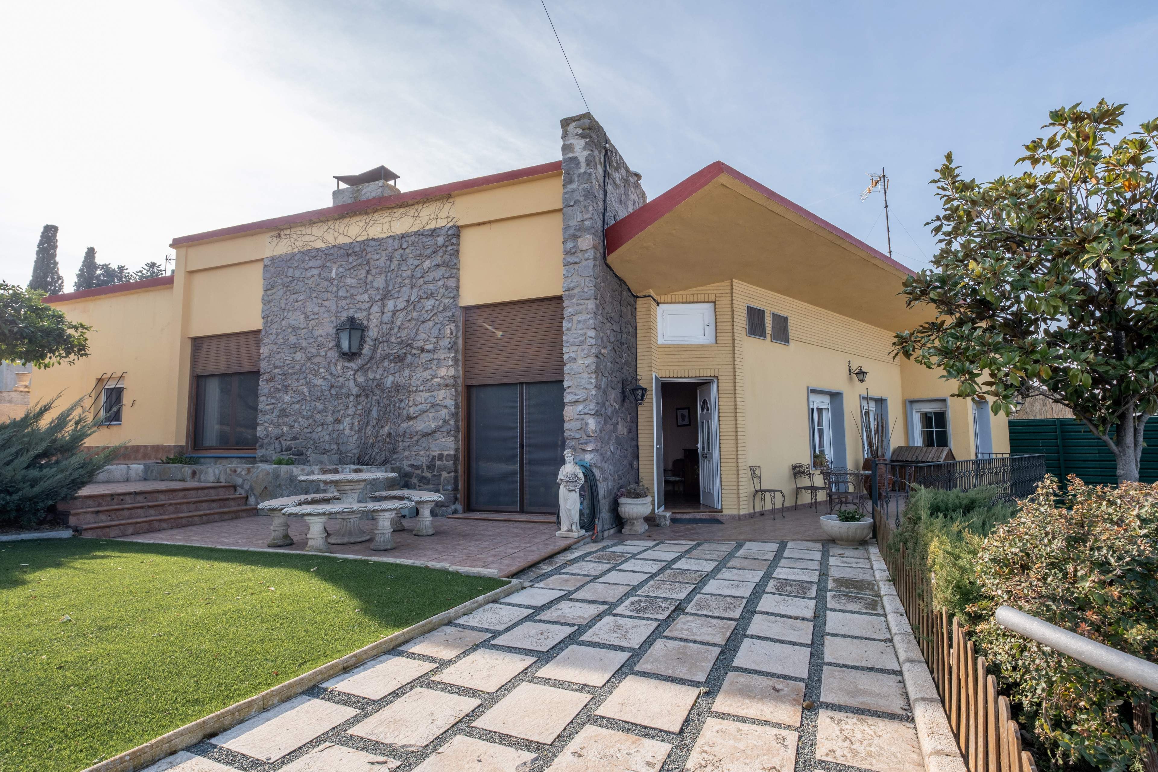 Vista exterior de Casa o xalet en venda en  Zaragoza Capital amb Aire condicionat, Calefacció i Jardí privat