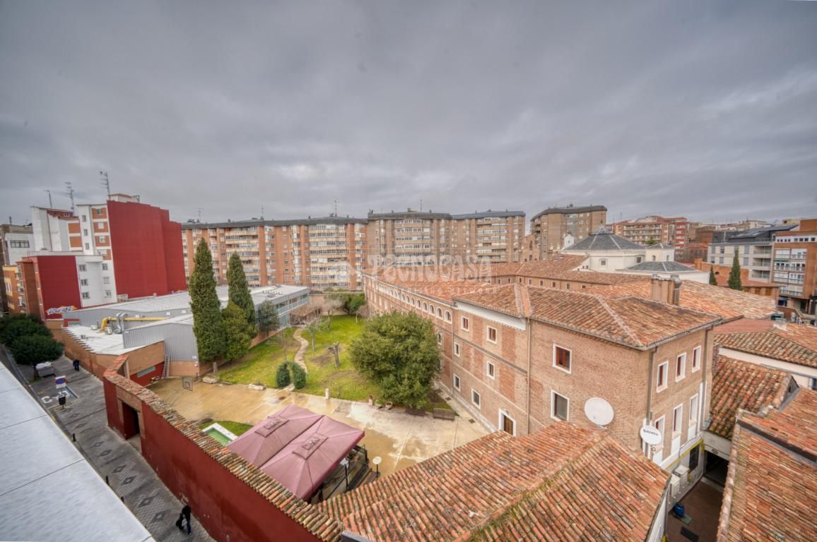 Vista exterior de Piso en venta en Valladolid Capital con Calefacción, Parquet y Terraza