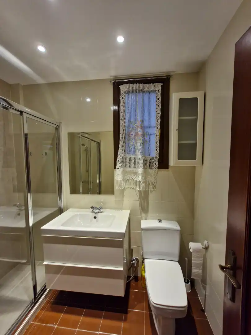 Baño de Piso de alquiler en Bilbao  con Calefacción, Parquet y Amueblado