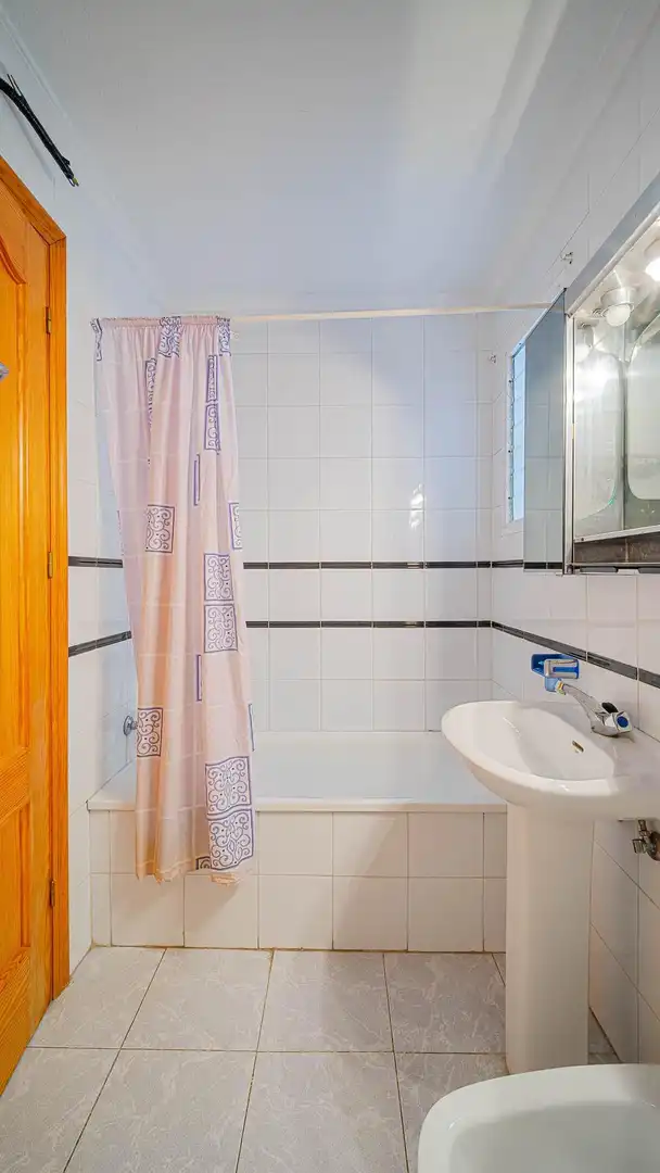 Baño de Apartamento en venta en Torrevieja con Amueblado y Balcón