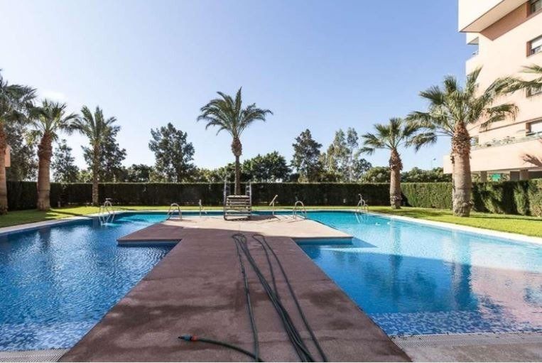 Piscina de Pis de lloguer en  Almería Capital amb Calefacció, Parquet i Terrassa