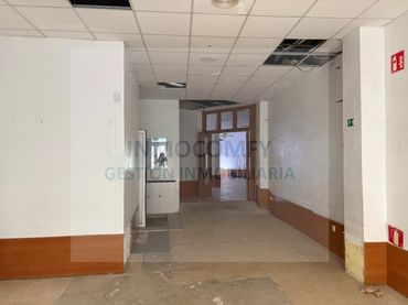 Locale commerciale in vendita a Calle Valenti Almirall 5