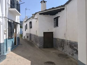 Casa rústica con balcón en venta en Calle Platera 31