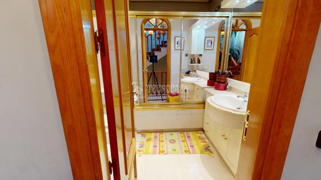 Badezimmer von Einfamilien-Reihenhaus zum Verkauf in Leganés mit Heizung, Parkett und Terrasse