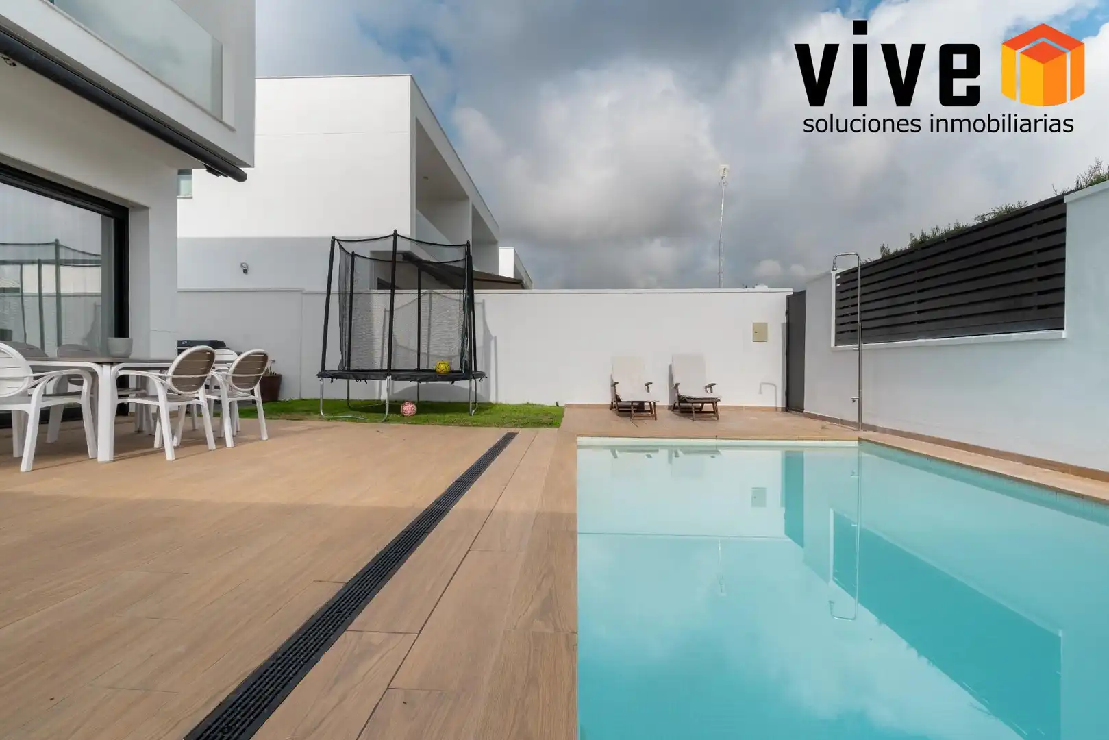 Piscina de Casa adosada en venda en Mairena del Aljarafe amb Aire condicionat, Calefacció i Jardí privat