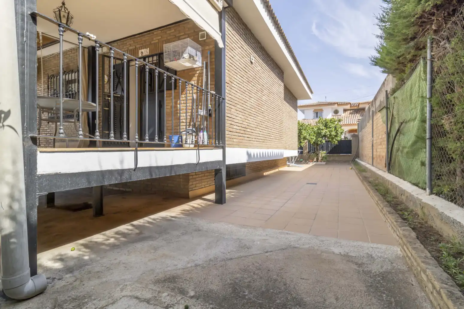 Vista exterior de Casa o xalet en venda en Gines amb Aire condicionat, Terrassa i Traster