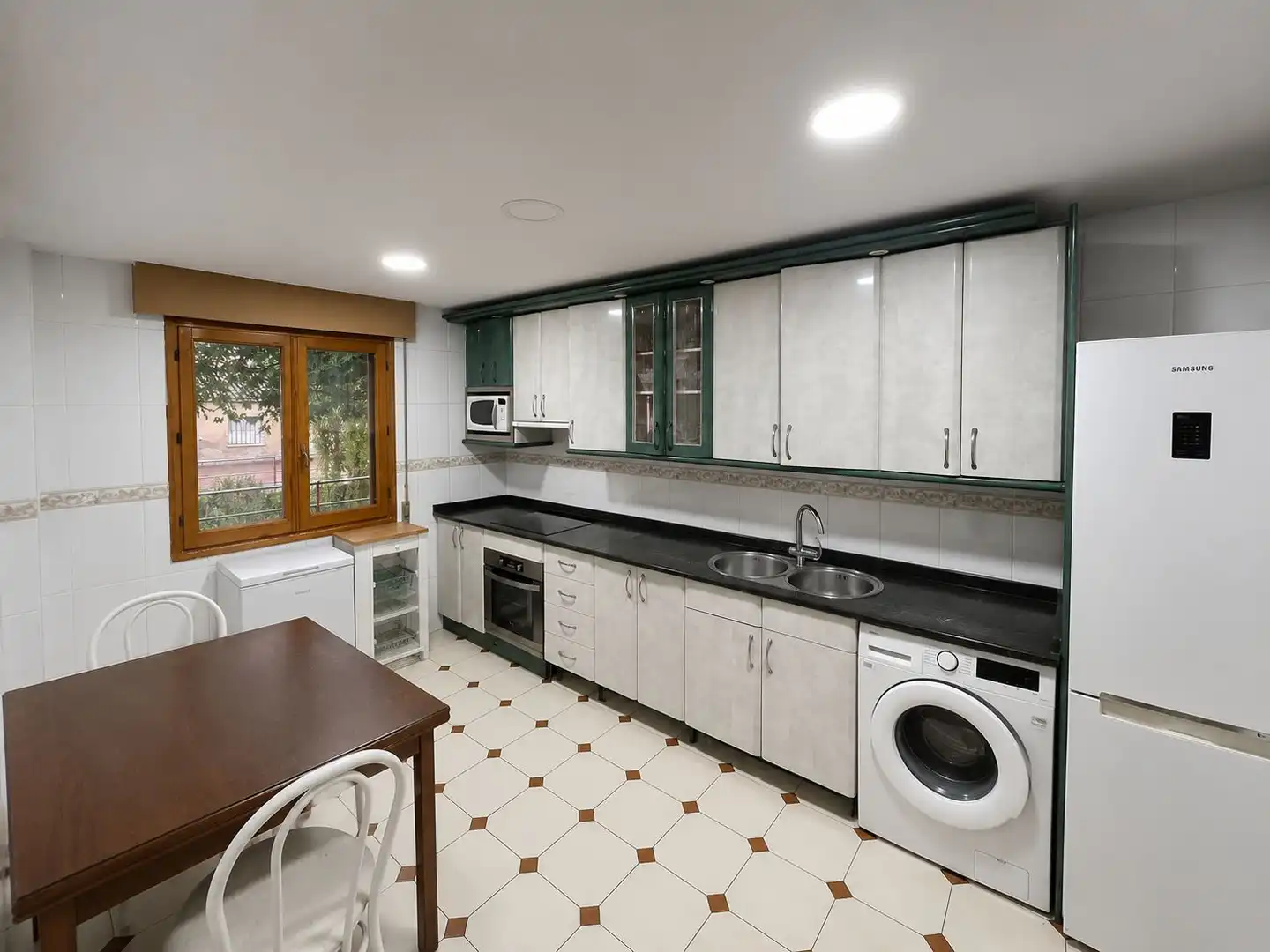 Cuina de Casa o xalet en venda en Burgos amb Calefacció, Terrassa i Traster