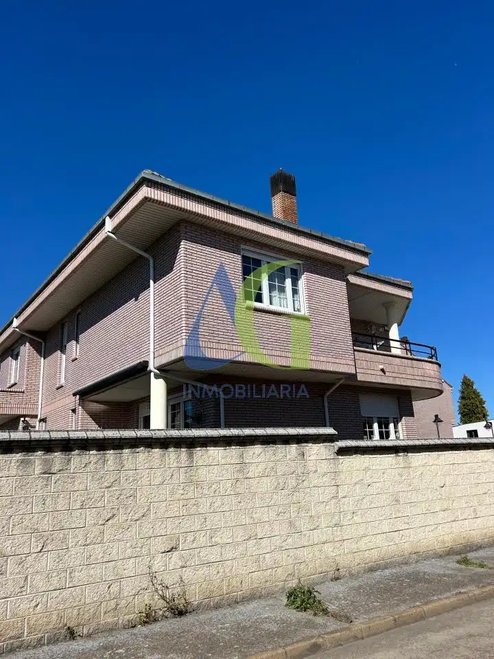 Vista exterior de Casa o xalet en venda en Villaquilambre amb Calefacció, Jardí privat i Parquet