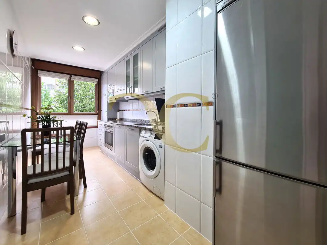 Cocina de Piso en venta en Gijón  con Calefacción, Jardín privado y Terraza