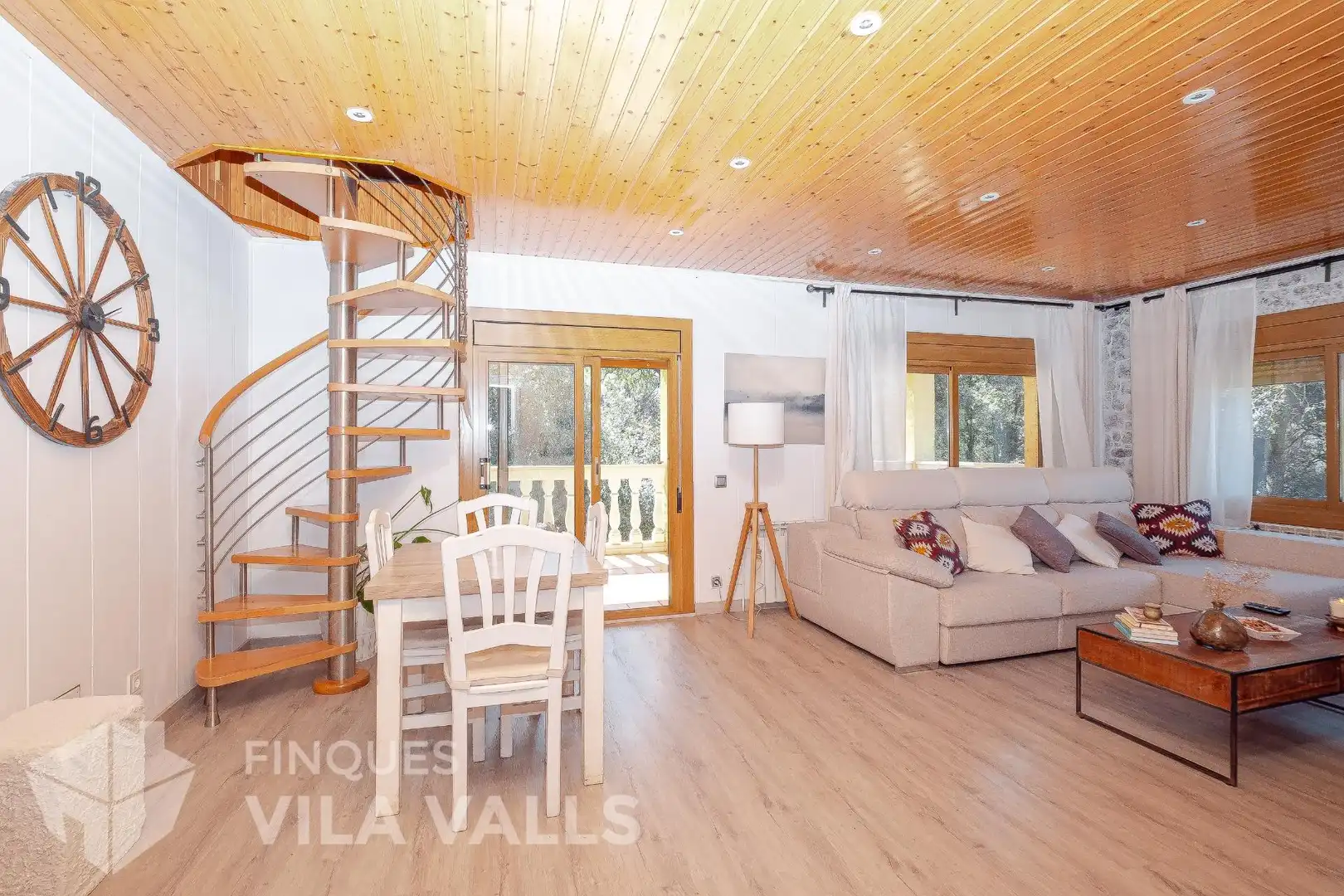 Sala d'estar de Casa o xalet en venda en Sant Quirze Safaja amb Jardí privat, Parquet i Terrassa