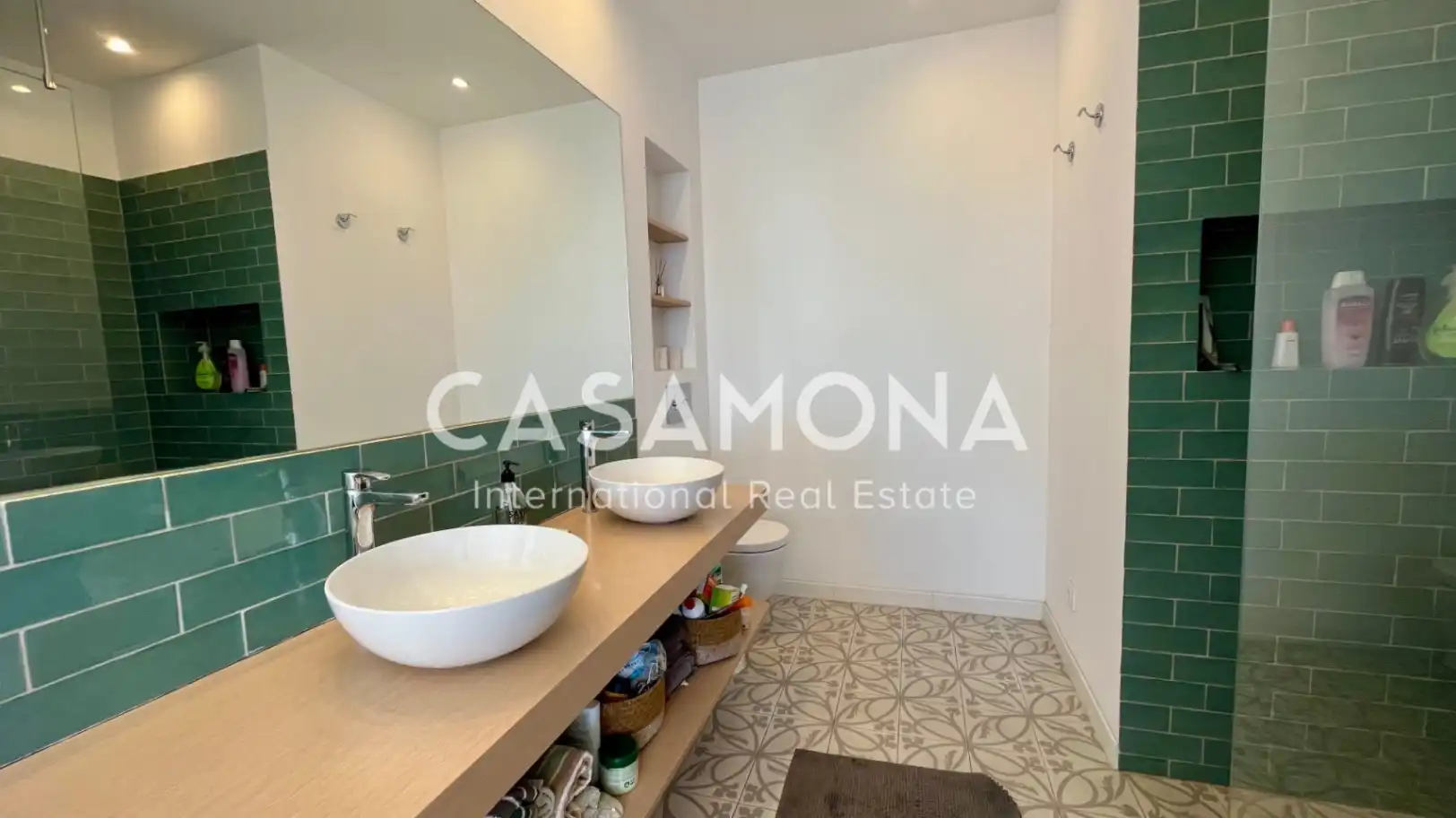 Bany de Apartament de lloguer en Barcelona amb Aire condicionat, Terrassa i Moblat