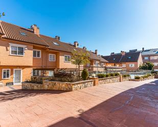 Vista exterior de Casa adosada en venda en Boadilla del Monte amb Aire condicionat, Calefacció i Jardí privat